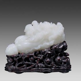 A cabbage ornament of Hetian jade from the Qing Dynasty