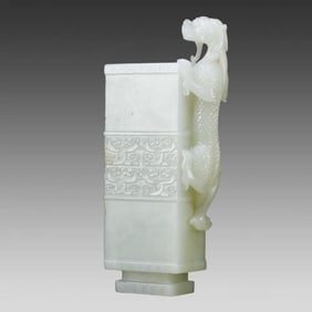 A dragon pattern bottle of Hetian jade