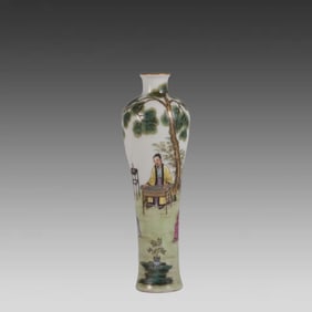 A small plum vase made in the year of Qianlong in the Qing Dynasty