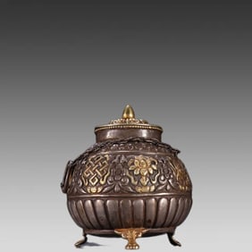 A Qing dynasty silver-gilt floral pattern jar