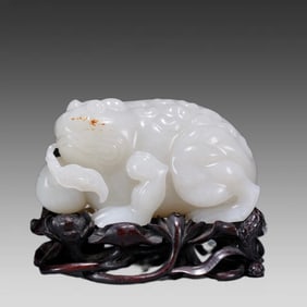A golden toad ornament of Hetian jade