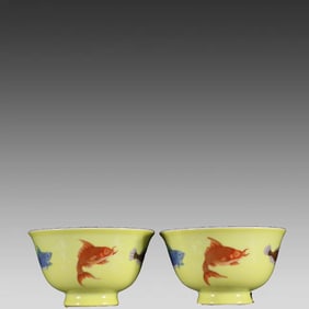 A pair of Qing Dynasty lemon yellow multicolored fish pattern bowls