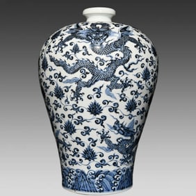 A piece of Yongle blue and white plum vase in the Ming Dynasty wearing a dragon pattern