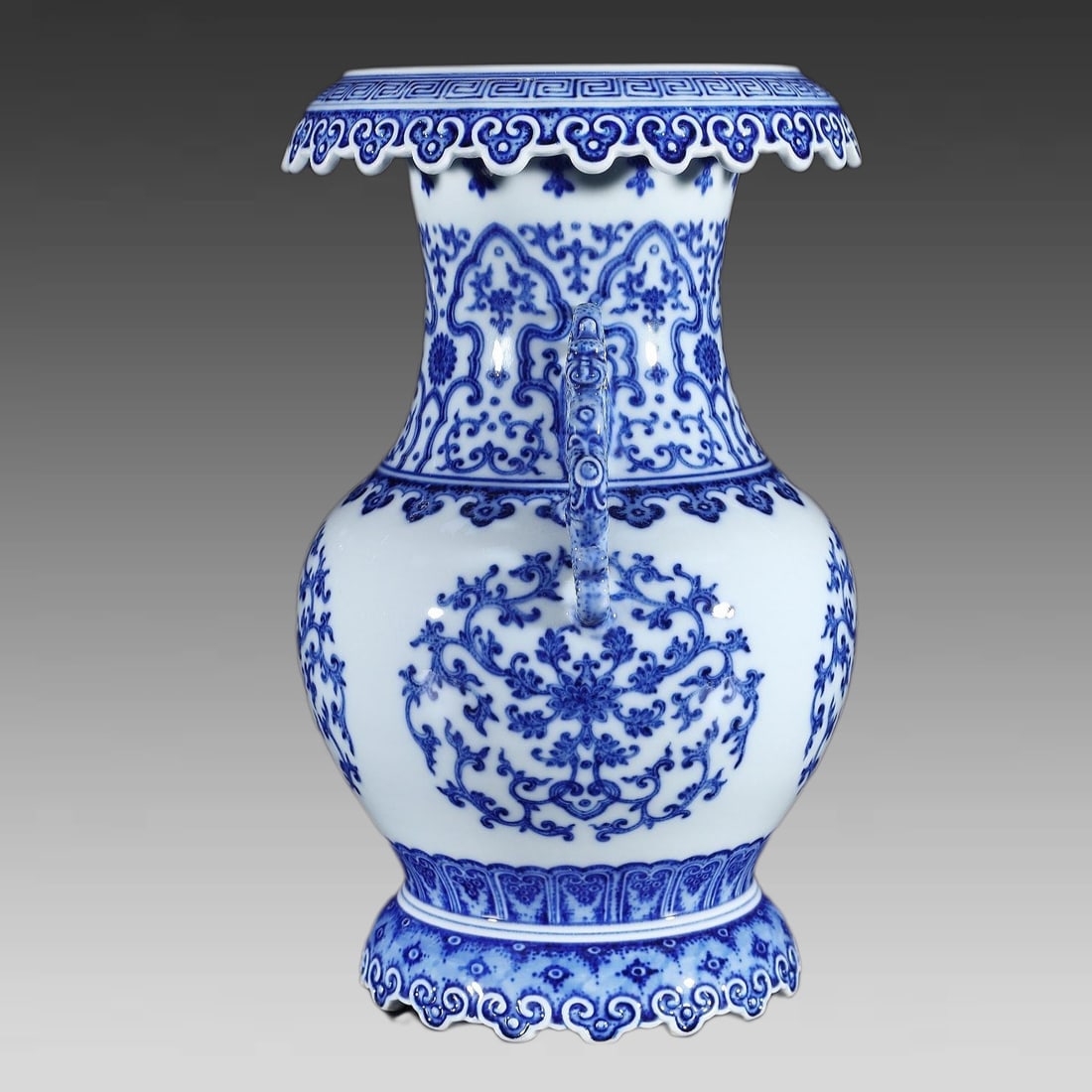 A piece of blue and white lotus double dragon ear ruyi cloud bottle: Qing Dynasty Qianlong blue and white group lotus double dragon ear Ruyi cloud bottle SIZE: Dimensions:H:29.4cm BeLLyD:17.8cm (The Dimensions Of All Batches Are Manually Measured.If You Need More Detai