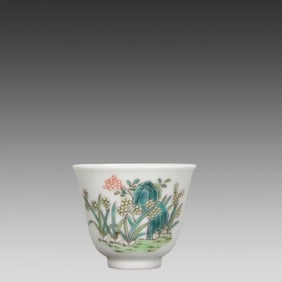 A pastel travertine floral bell cup from Guangxu in the Qing Dynasty