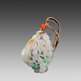 A Qing Dynasty jade squirrel grape pendant