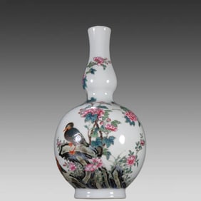 A piece of Qing Dynasty pastel flower and bird pattern gourd bottle