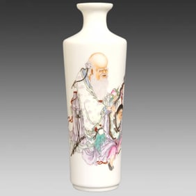 A pair of Qianlong thin-tire birthday bottles from the Qing Dynasty