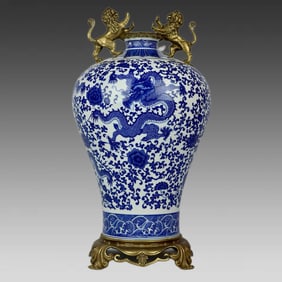 A blue and white dragon motif with a lion amphora inlaid with copper