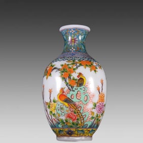 A Qing Dynasty material vessel pastel flower and bird pattern appreciation bottle