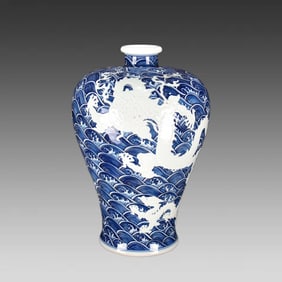 A piece of Qing Dynasty Yongzheng blue and white sea carving Canglong godson picture plum vase