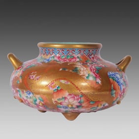 A piece of enamel painted golden dragon wears a three-legged incense burner with ten thousand