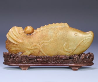 A piece of Hetian topaz lotus lotus from the Qing Dynasty has fish ornaments