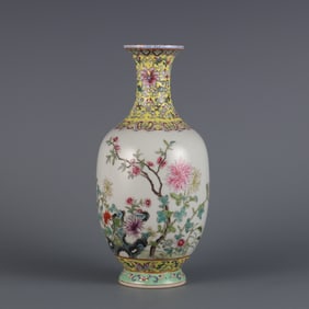 A Qing Dynasty pastel chrysanthemum inscription poem appreciation bottle