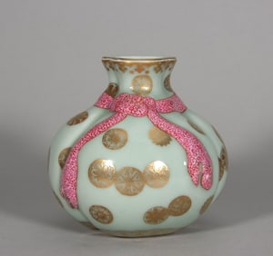 A piece of the Qing Dynasty Qianlong year of the bean green glaze painted gold ball flower triptych