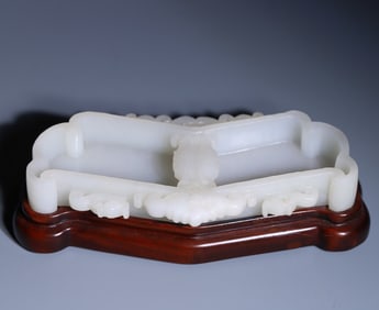 A piece of Hetian jade has been washed for more than one year in a row