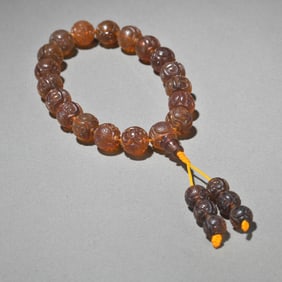 An old amber of the Qing Dynasty is held by the eighteen sons of the regimental longevity pattern