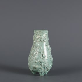 A three-legged bottle made in the Qianlong year of the Qing Dynasty with a glaze pile of Fushou