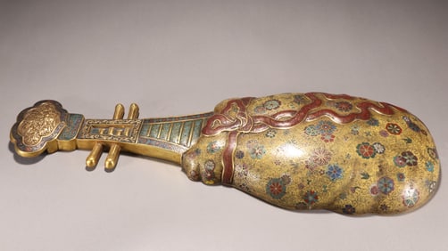 A piece of Qianlong of the Qing Dynasty gilt cloisonné enamel pipa