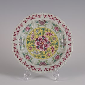 A Qing Dynasty enamel passion flower pattern lotus plate