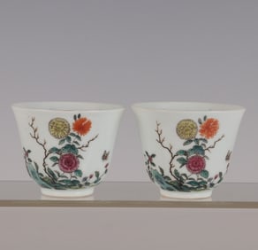 A pair of blue and white pastel chrysanthemum pattern bell cups made in the Kangxi year of the Qing