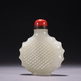 A piece of Qing Dynasty Hetian jade mesh pattern snuff bottle
