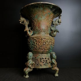 A bronze cloud worm of the Warring States period, three people carry the bottle
