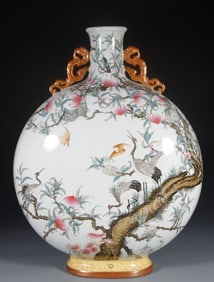 A flat bottle of amphorae made in the year of Qianlong in the Qing Dynasty