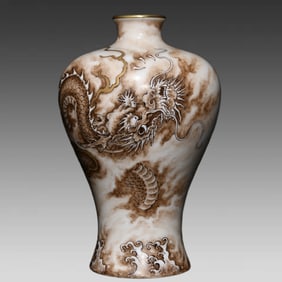 A plum vase made in the Yongzheng year of the Qing Dynasty with ink color dragon pattern