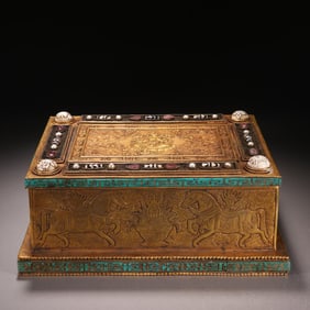 One piece of Qing Dynasty bronze gilt gem-encrusted Buddha pattern lid box