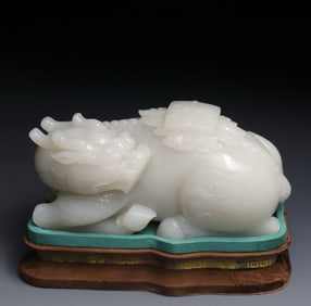 A Qing Dynasty Hetian jade unicorn sent a book