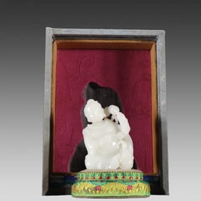 A Qing Dynasty Hetian jade bangs play golden toad ornament