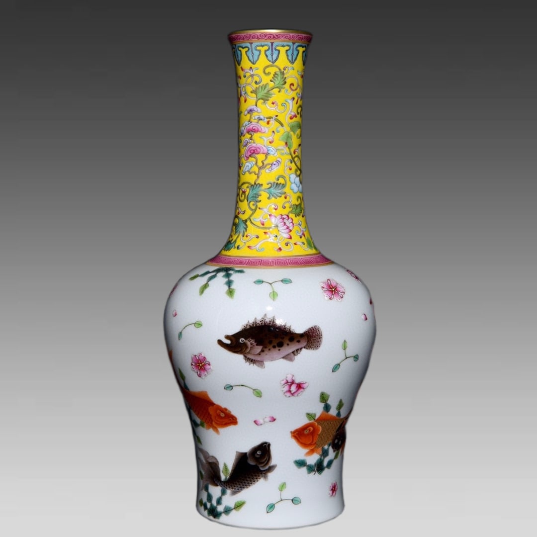 A long-necked flask with pastel fish grass pattern made in the Qianlong year of the Qing Dynasty: Pastel fish grass pattern long-necked bottle made in the Qianlong year of the Qing Dynasty Size:H:33.5cm D:14.5cm (The Dimensions Of All Batches Are Manually Measured.If You Need More Detailed Informa