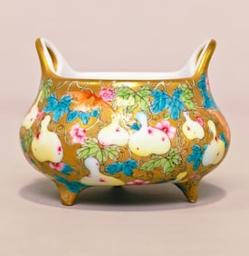 A piece of the Qing Dynasty's gold-wrapped Fushou Ankang pattern furnace
