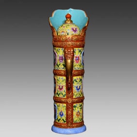 A pastel painted gold Kaiguang figure flower pattern Domu pot made in the Qianlong year of the Qing