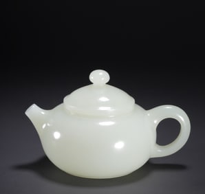 A piece of Qing Dynasty Hetian jade pot