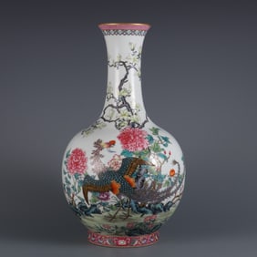 A Qing Dynasty pastel phoenix peony pattern appreciation bottle