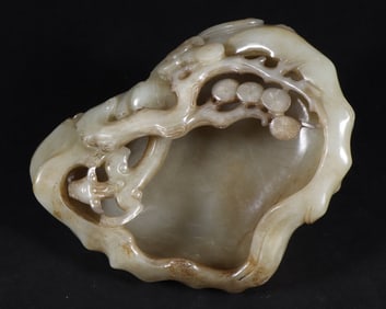 A piece of Hetian jade dragon washed ornaments