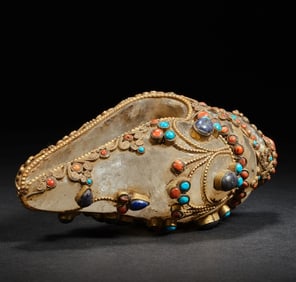 A Qing Dynasty Buddhist crystal inlaid conch vessel