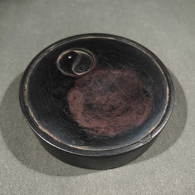A piece of too extreme inkstone is a round inkstone