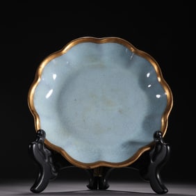 A piece of Ru kiln gold-coated flower mouth appreciation plate