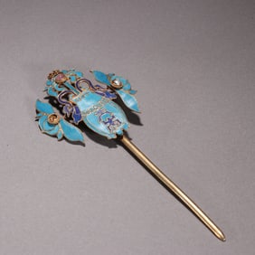A Qing Dynasty silver-gilt dotted emerald inlaid pearl vase hairpin