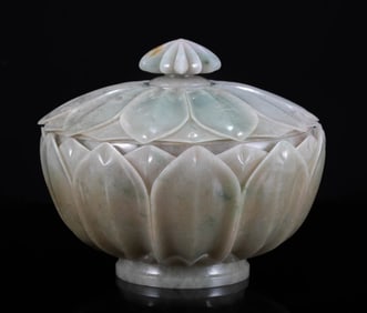 A piece of Qing Dynasty court jade lotus bowl