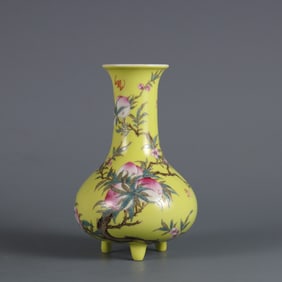 A three-legged mustard bottle with eight peach patterns on yellow ground in the Qing Dynasty