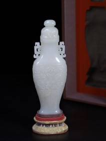 A piece of Qing Dynasty Hetian jade bottle