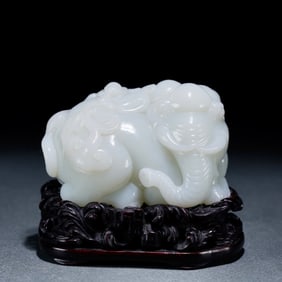 A Hetian jade seal marquis worship elephant ornament