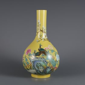 A piece of a yellow ground pastel phoenix peony pattern gall bottle from the Qing Dynasty
