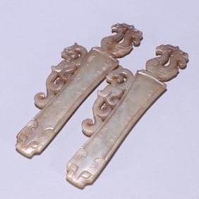 A pair of Hetian jade dragon and phoenix pattern carvings from the Han Dynasty