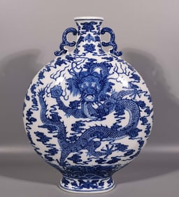 A blue and white cloud dragon pattern amphora flat vase from the Qing Dynasty
