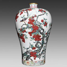 A Yongzheng pastel lychee pattern plum vase made in the Qianlong year of the Qing Dynasty